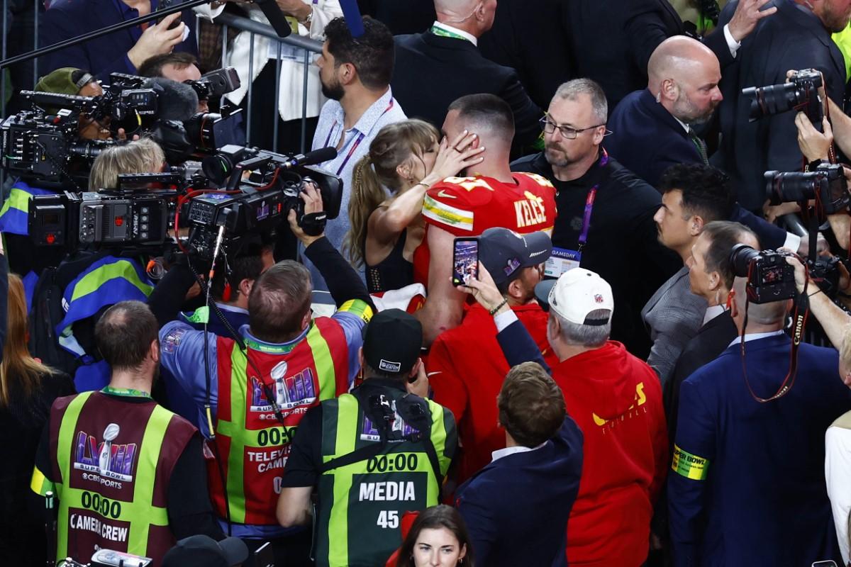 Taylor Swift a făcut haos în lojă la Super Bowl » Cum au surprins-o camerele TV