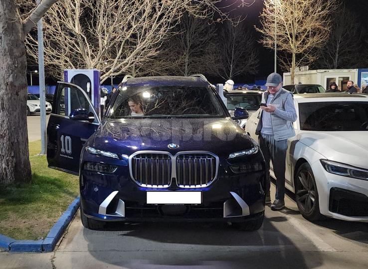 Marilena Hagi, cu un BMW electric la Farul - Dinamo
