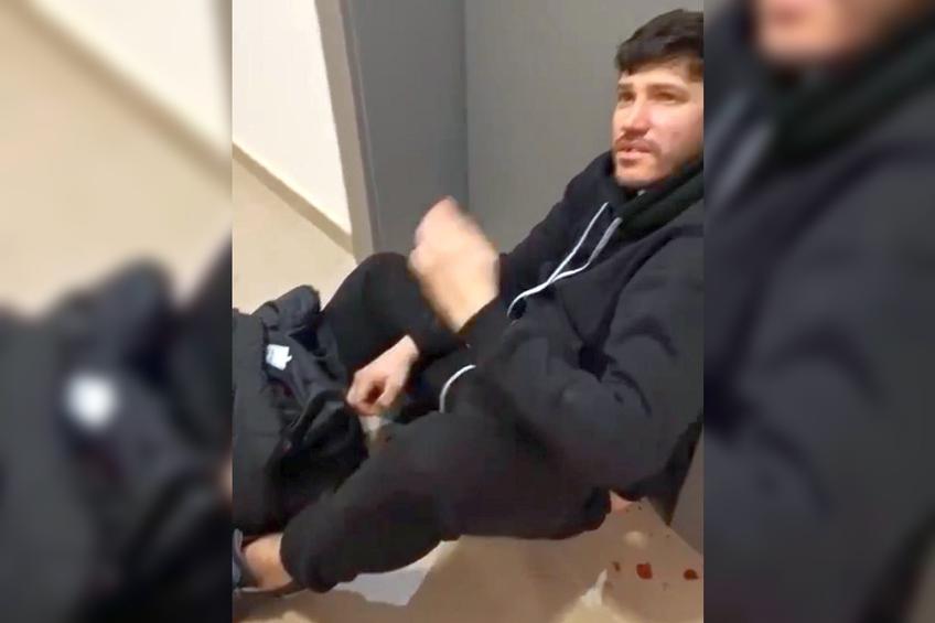 Cristi Tănase, întins pe jos, cu sânge la gură și incoerent în holul blocului // sursă foto: 7est.ro