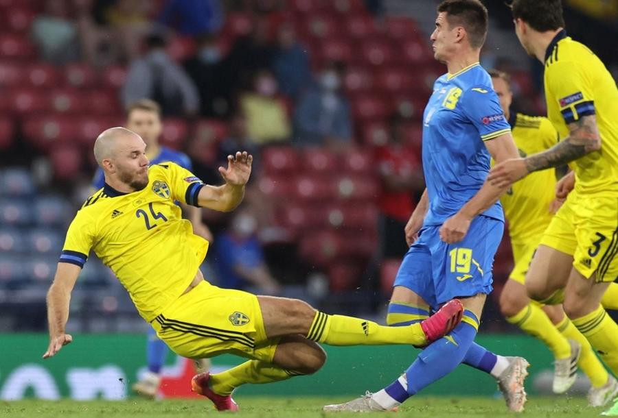 Piciorul lui Besedin s-a strâmbat sub forța impactului. Ligamentele au cedat Foto: Imago Atenție! Agresivitate peste orice limită. Tacklingul la minge poate umple piciorul de sânge » Crampoane pe tibie!