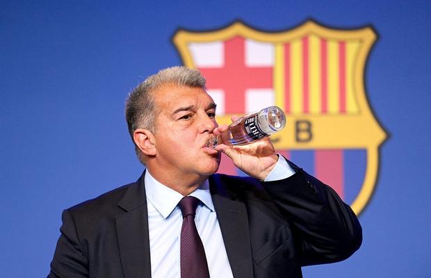 A zburat cu mâncare în loja Barcelonei! Numărul 1 din club n-a mai rezistat