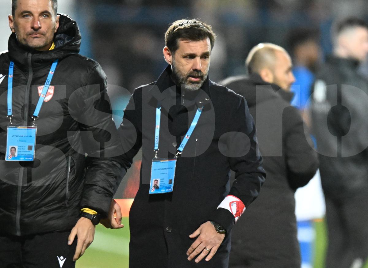 FOTO Zeljko Kopic, banderolă specială cu sigla lui Dinamo la meciul cu Farul