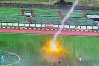 Cutremurător! Tragedie pe terenul de fotbal. Un jucător a fost lovit de fulger și a murit în ambulanță!