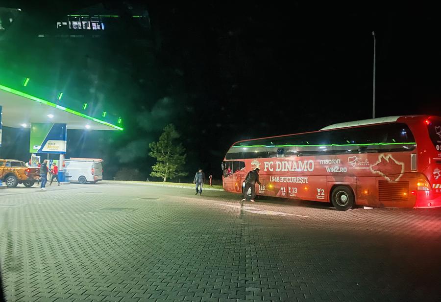 Autocarul lui Dinamo, staționat într-o benzinărie de pe A2 / Foto: GSP.ro Dinamoviștii au dat nas în nas cu ultrașii la miezul nopții » Scenele surprinse în benzinărie, pe Autostrada Soarelui