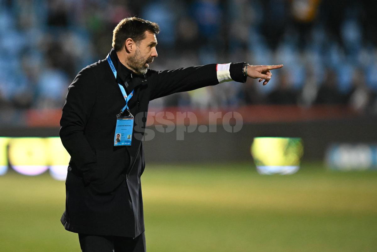 FOTO Zeljko Kopic, banderolă specială cu sigla lui Dinamo la meciul cu Farul