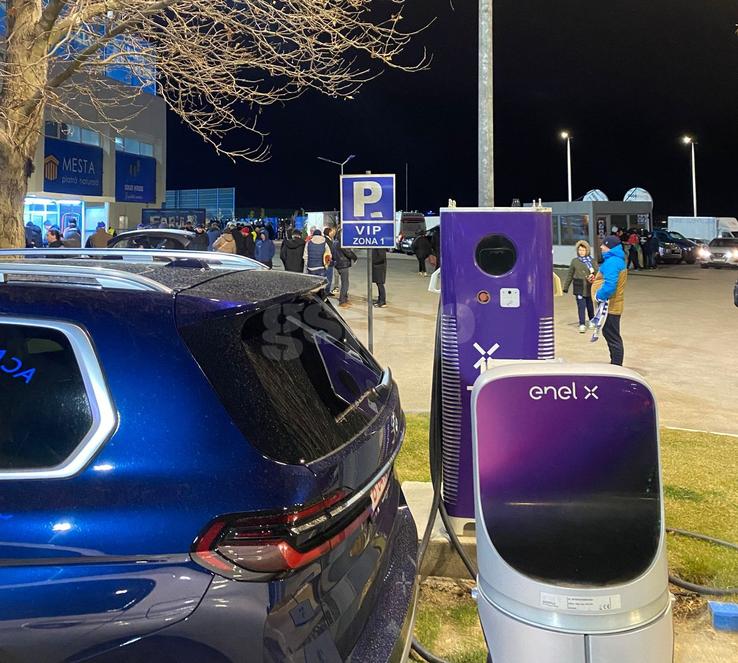 Marilena Hagi, cu un BMW electric la Farul - Dinamo