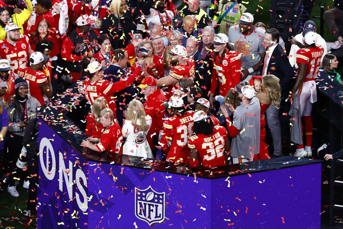 Acuzații grave, după finala Super Bowl: „Meci mai trucat decât cele din wrestlingul profesionist” + Un fan și-a făcut praf TV-ul!