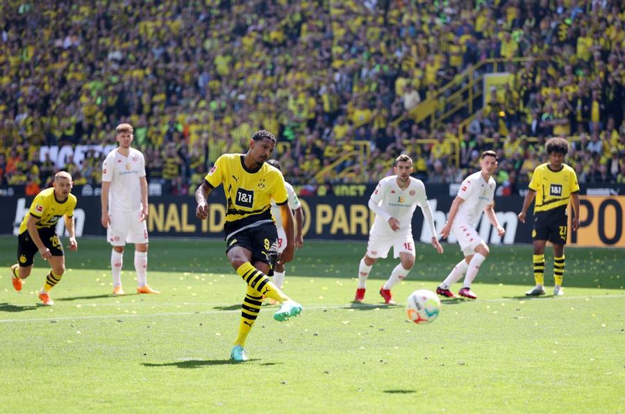 O zi tristă pentru Sebastien Haller, 27 mai 2023. El a ratat un penalty și Dortmund a pierdut titlul în ultima etapă Foto: Guliver/GettyImages Miracolul Haller » Incredibila poveste a zilei: a învins cancerul și e campionul Africii » „Am învățat să nu mă las copleșit. Crede întotdeauna”