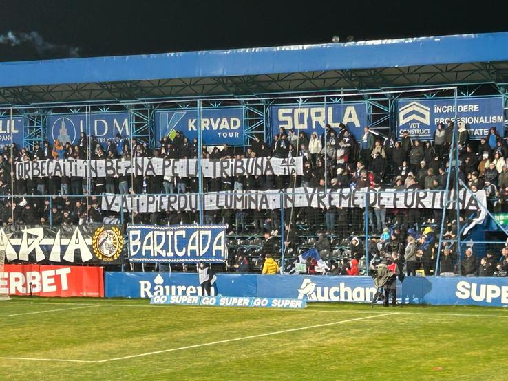 Ironia „Peluzei Marine” vizavi de războaiele din galeria dinamovistă: „Orbecăiți în beznă pe la tribună / V-ați pierdut lumina în vreme de furtună”. Banner-ul afișat în minutul 15 e și o aluzie la unul dintre cântecele celebre ale peluzei dinamoviste.
