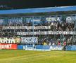 Ironia „Peluzei Marine” vizavi de războaiele din galeria dinamovistă: „Orbecăiți în beznă pe la tribună / V-ați pierdut lumina în vreme de furtună”. Banner-ul afișat în minutul 15 e și o aluzie la unul dintre cântecele celebre ale peluzei dinamoviste.