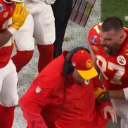 Travis Kelce, furios » Aproape că l-a pus la pământ la Andy Reid