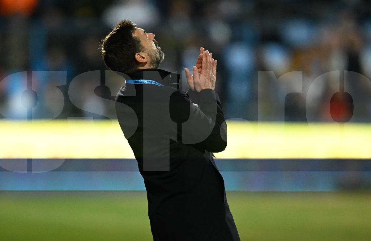 FOTO Zeljko Kopic, banderolă specială cu sigla lui Dinamo la meciul cu Farul