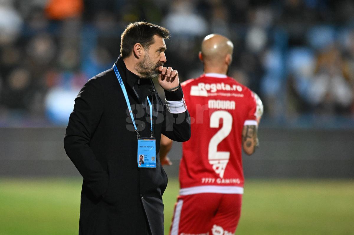 FOTO Zeljko Kopic, banderolă specială cu sigla lui Dinamo la meciul cu Farul