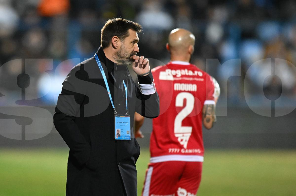 FOTO Zeljko Kopic, banderolă specială cu sigla lui Dinamo la meciul cu Farul