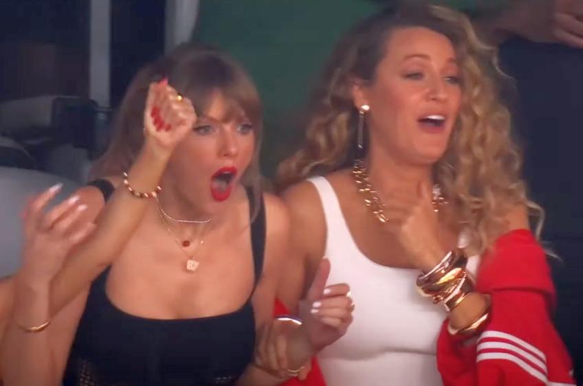 Taylor Swift și Blake Lively (în dreapta), în timpul Super Bowl