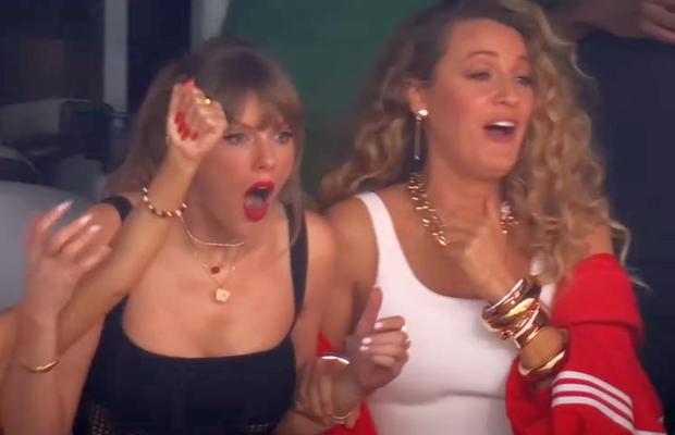 Ryan Reynolds, postare de două milioane de like-uri în timp ce soția urmărea Super Bowl lângă Taylor Swift