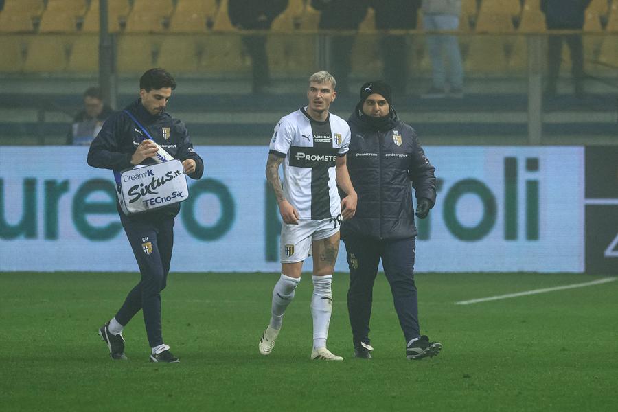Mihăilă a ieșit accidentat în finalul primei reprize al partidei Parma - Lecce din 31 ianuarie. Foto: Imago Mircea Lucescu pierde încă un titular în debutul campaniei de Mondiale! + Reacția selecționerului: „Are ruptură musculară”