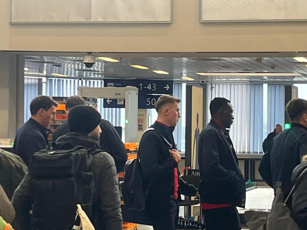 Campioana FCSB a decolat spre Salonic: 6 jucători lăsați acasă + Nelipsita Teodora Stoica a apărut cu un accesoriu neobișnuit în aeroport