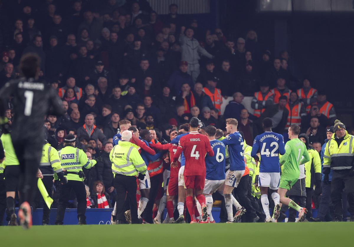 Final cu scandal la Everton - Liverpool