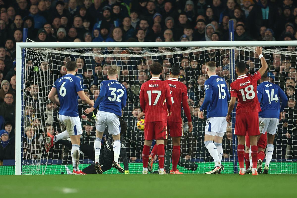 Bătaie pe teren după Everton - Liverpool » A fost nevoie de intervenția polițiștilor după ultimul „Merseyside Derby” găzduit de Goodison Park