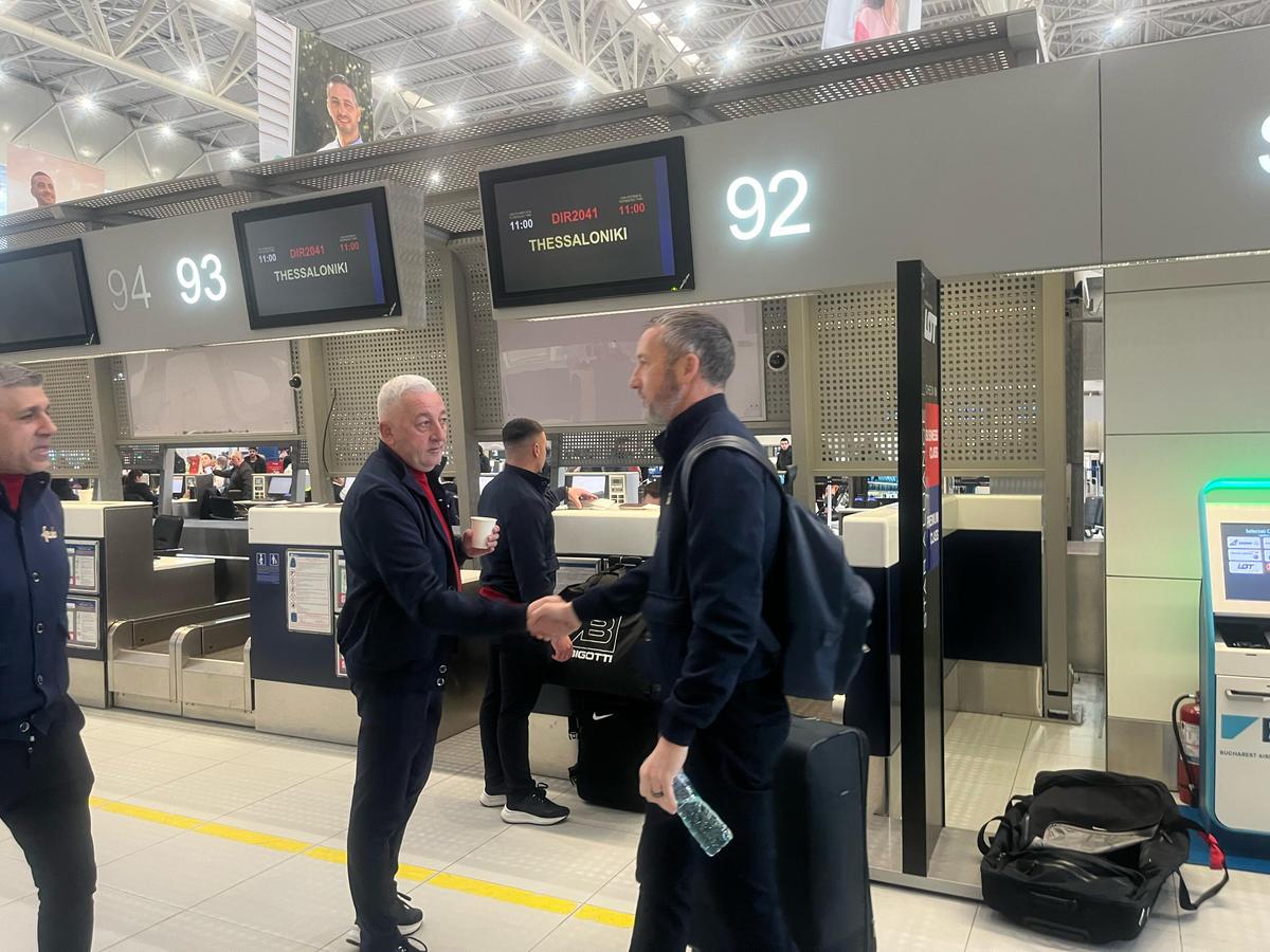 Campioana FCSB a decolat spre Salonic: 6 jucători lăsați acasă + Nelipsita Teodora Stoica a apărut cu un accesoriu neobișnuit în aeroport