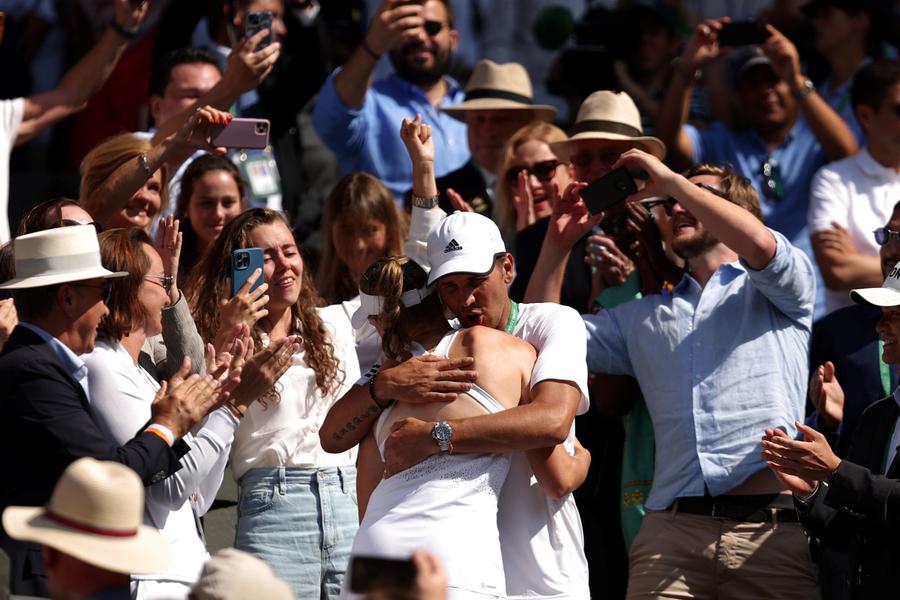 Elena Rybakina și Stefano Vukov la Wimbledon 2022, atunci când kazaha s-a impus // FOTO Guliver/GettyImages Ciudatul caz al Elenei Rybakina » Îl are în continuare în echipă pe antrenorul care a numit-o „proastă” și care i-a spus că fără el „ar fi încă în Rusia la cules cartofi”