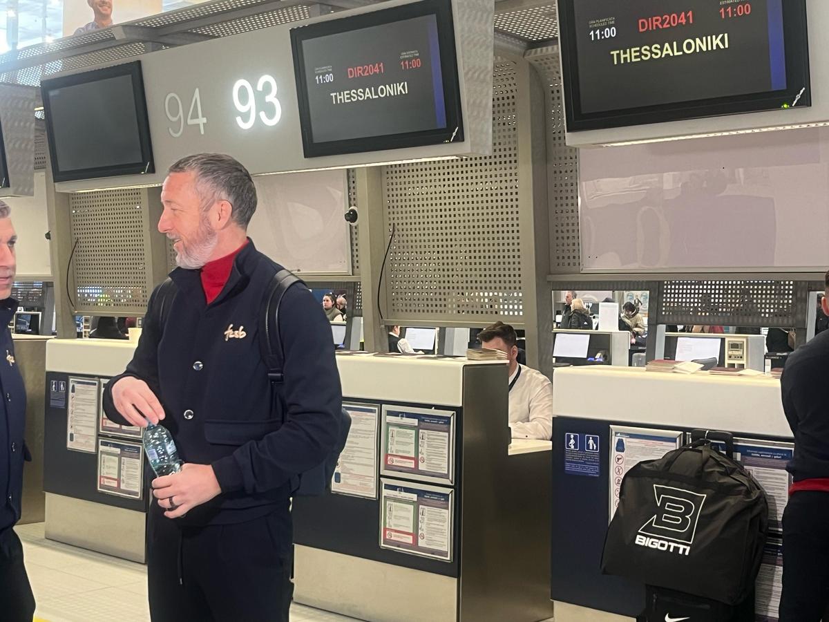 Campioana FCSB a decolat spre Salonic: 6 jucători lăsați acasă + Nelipsita Teodora Stoica a apărut cu un accesoriu neobișnuit în aeroport
