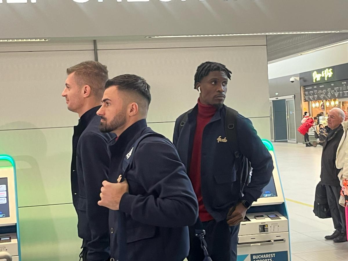 Campioana FCSB a decolat spre Salonic: 6 jucători lăsați acasă + Nelipsita Teodora Stoica a apărut cu un accesoriu neobișnuit în aeroport