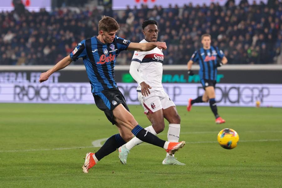 Charles De Ketelaere (20 de selecții și 2 goluri în naționala Belgiei), în acțiune cu Atalanta / Foto: Imago Idolul revine pe stadionul aflat lângă casă » Povestea puștiului din Liga Campionilor care a renunțat la tenis și la hochei pe iarbă