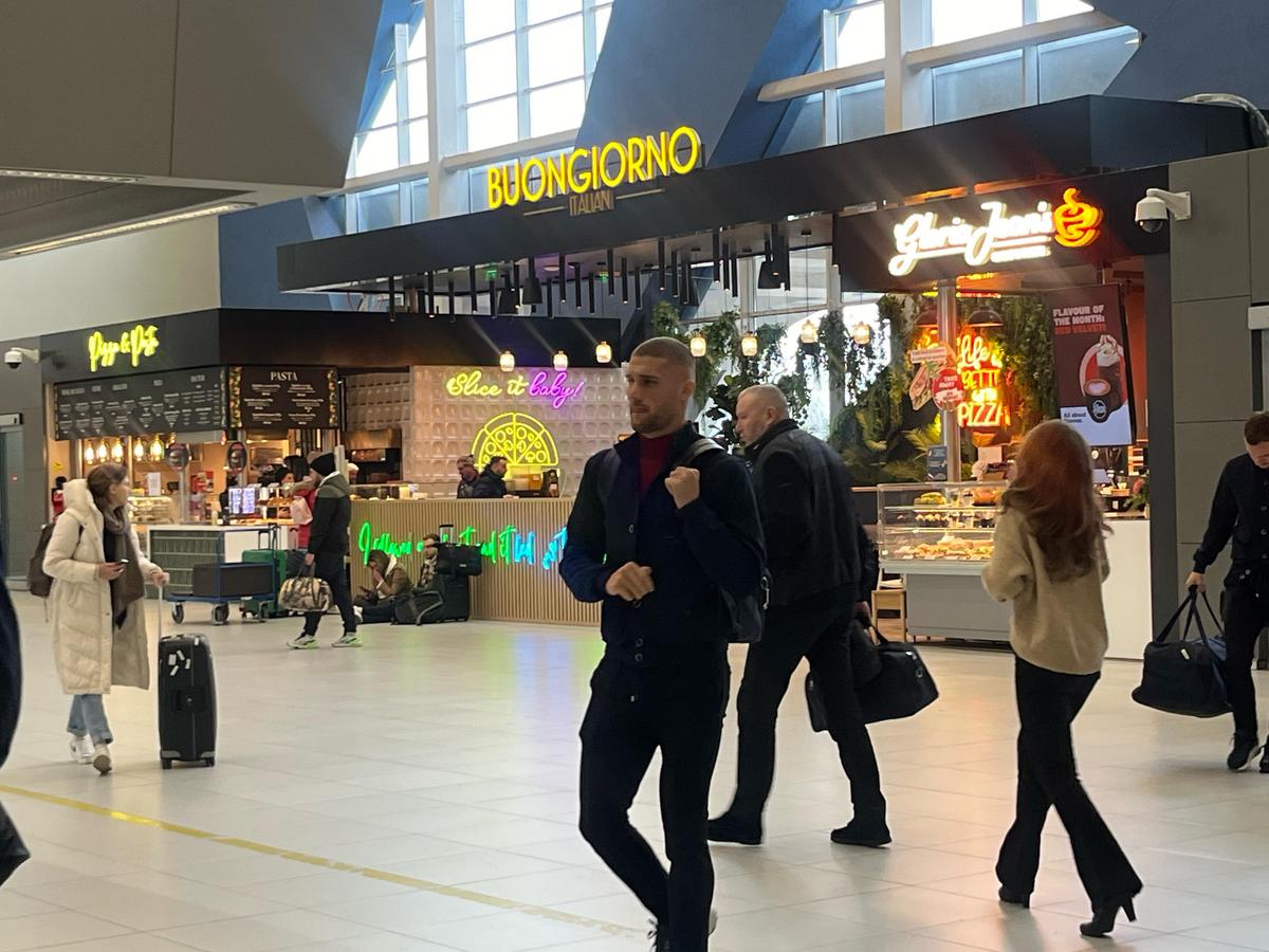 Campioana FCSB a decolat spre Salonic: 6 jucători lăsați acasă + Nelipsita Teodora Stoica a apărut cu un accesoriu neobișnuit în aeroport