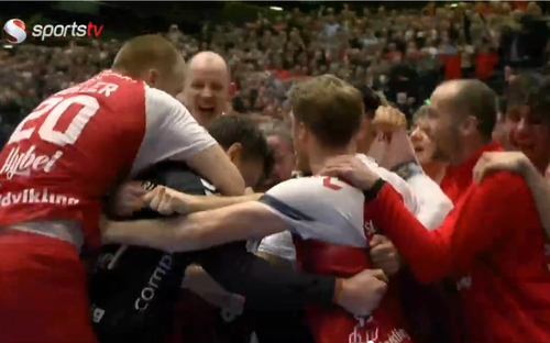 Aalborg a învins-o pe Barcelona, scor 36-35, în runda cu numărul 11 a grupei B din Liga Campionilor la handbal masculin. Niklas Landin Jacobsen (36 de ani) a blocat o aruncare de la 7 metri la ultima fază.