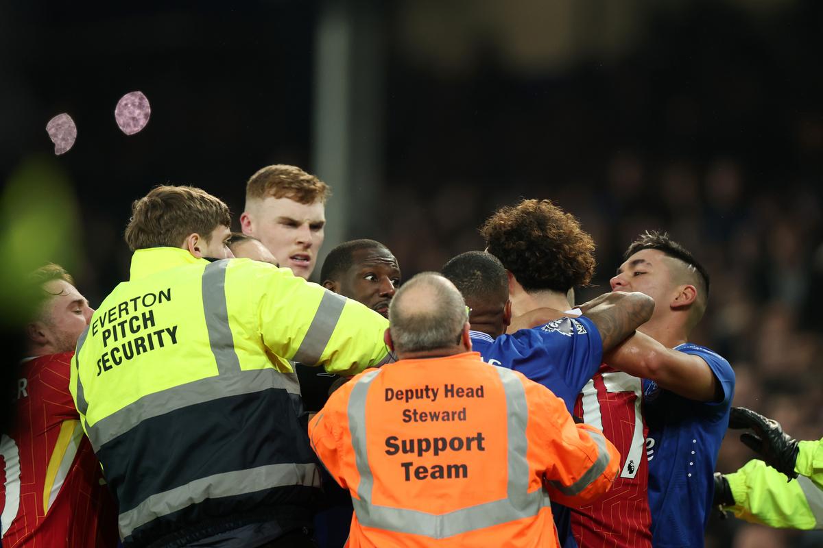 Bătaie pe teren după Everton - Liverpool » A fost nevoie de intervenția polițiștilor după ultimul „Merseyside Derby” găzduit de Goodison Park