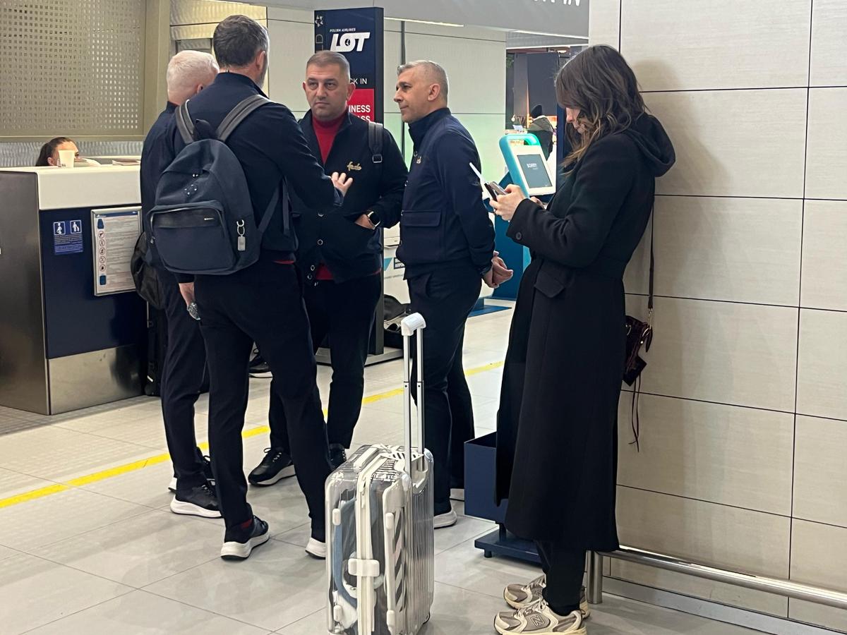 Campioana FCSB a decolat spre Salonic: 6 jucători lăsați acasă + Nelipsita Teodora Stoica a apărut cu un accesoriu neobișnuit în aeroport
