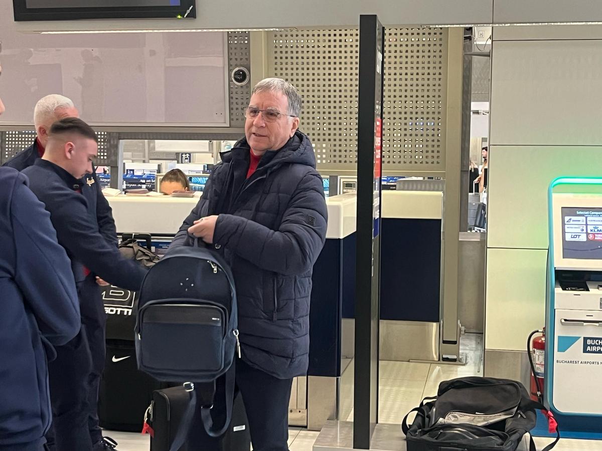 Campioana FCSB a decolat spre Salonic: 6 jucători lăsați acasă + Nelipsita Teodora Stoica a apărut cu un accesoriu neobișnuit în aeroport