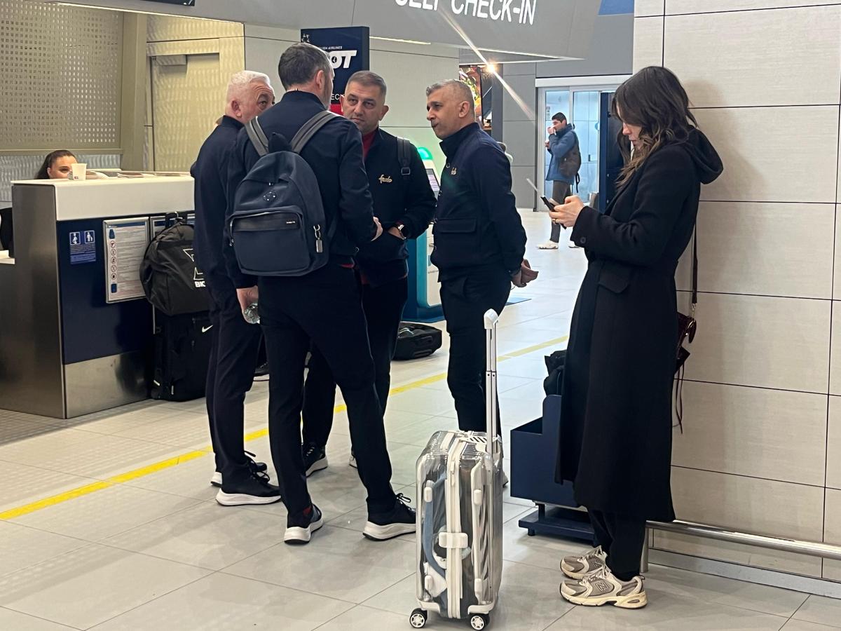 Campioana FCSB a decolat spre Salonic: 6 jucători lăsați acasă + Nelipsita Teodora Stoica a apărut cu un accesoriu neobișnuit în aeroport