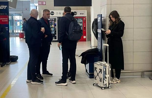 Campioana FCSB a decolat spre Salonic: 6 jucători lăsați acasă + Nelipsita Teodora Stoica a apărut cu un accesoriu neobișnuit în aeroport