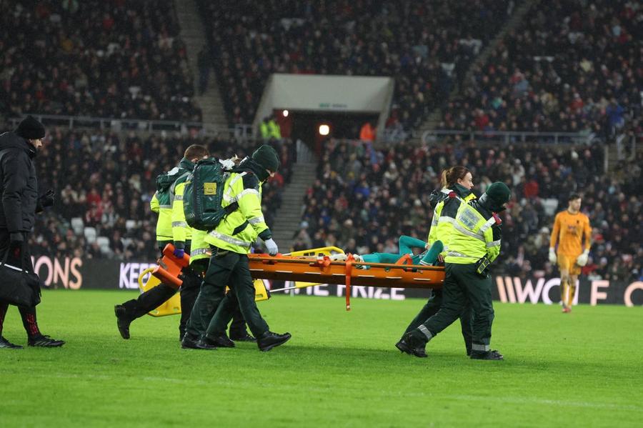Wataru Endo e scos pe targă / Foto: Imago Accidentare gravă pe „Stadium of Light” » Jucătorul lui Liverpool ar putea rata Mondialul 2026!