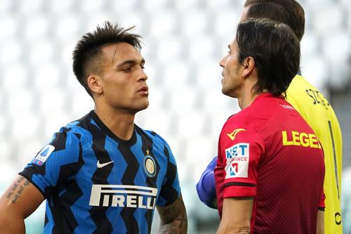 Gianpaolo Calvarese, față-n față cu atacantul lui Inter, Lautaro Martinez / Foto: Imago