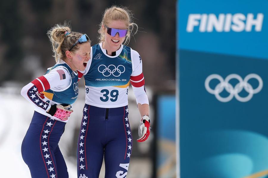 Jessie Diggins ajutată de compatrioata Hailey Swirbul Foto: Guliver/GettyImages Eroism pe schiuri: rănită la coaste, veterana americană a cucerit medalia de bronz la Jocurile Olimpice