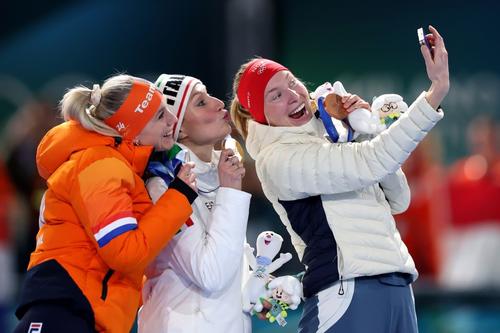 Francesca Lollobrigida (centru) pe podiumul olimpic la 5.000 m Foto: Guliver/GettyImages