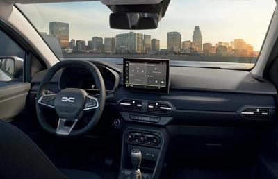 Noul model Dacia restilizat a ajuns în premieră în Franța, dar a primit o lovitură: „Pe ușa din spate”