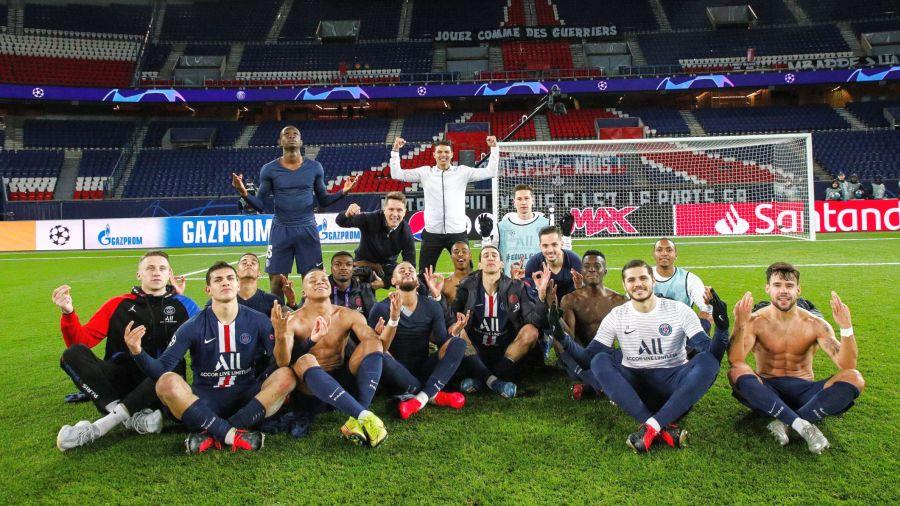 Jucătorii lui PSG s-au bucurat imitând felul în care Haaland își celebrează golurile // sursă foto: twitter PSG PSG - DORTMUND 2-0 // Un jucător parizian a încălcat toate regulile privind protecția de coronavirus + IMAGINEA SERII: cum a fost ironizat Haaland