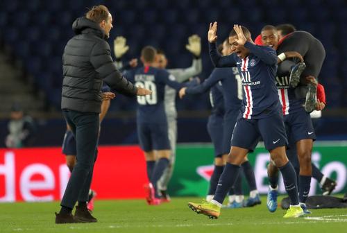 Jucătorii lui PSG și antrenorul Thomas Tuchel se bucură după accederea în „sferturi”