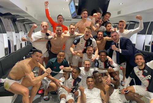 Vestiarul lui Juventus, după victoria cu Inter Milan // sursă foto: twitter @ MATUIDIBlaise