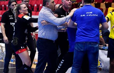 CSM BUCUREȘTI - SCM. RM. VÂLCEA 23-22 // Florentin Pera, furios: „Un antrenor dintr-o altă țară să mă înjure, să vină spre mine?”