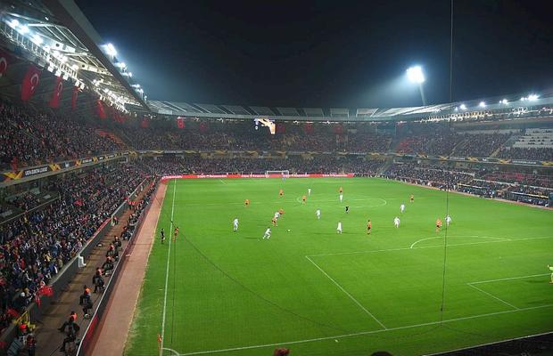 FOTO Entuziasm sau inconștiență? Imaginiile serii vin din Turcia: Fanii lui Bașakșehir au luat cu asalt arena, în ciuda pandemiei de coronavirus