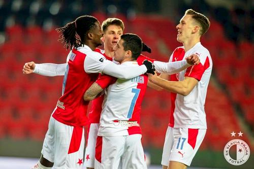 Nicolae Stanciu alături de coechipieri la Slavia Praga
