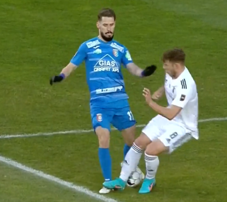 Momentul în care Dragoș Albu ratează complet intervenția și îl calcă în careu pe Florea Penalty neacordat în Chindia - FCU Craiova » Gafă mare de arbitraj în Liga 1!