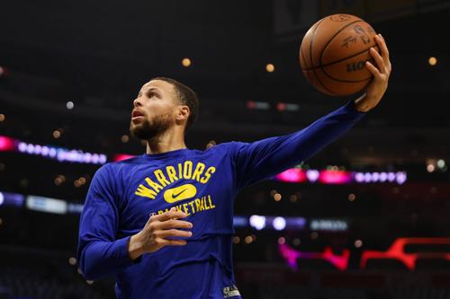 Steph Curry (33 ani), coordonatorul de joc al celor de la Golden State Warriors, a înscris 34 de puncte în victoria echipei sale cu Denver Nuggets, scor 113-102.