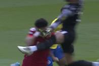 Moment brutal în Premier League: l-a făcut KO, dar n-a văzut nici „galben”!
